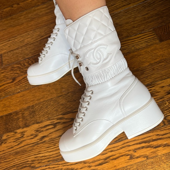SOLD!!!Chanel white leather quilted combat 2021 collection lace up boots 35 - Picture 9 of 17